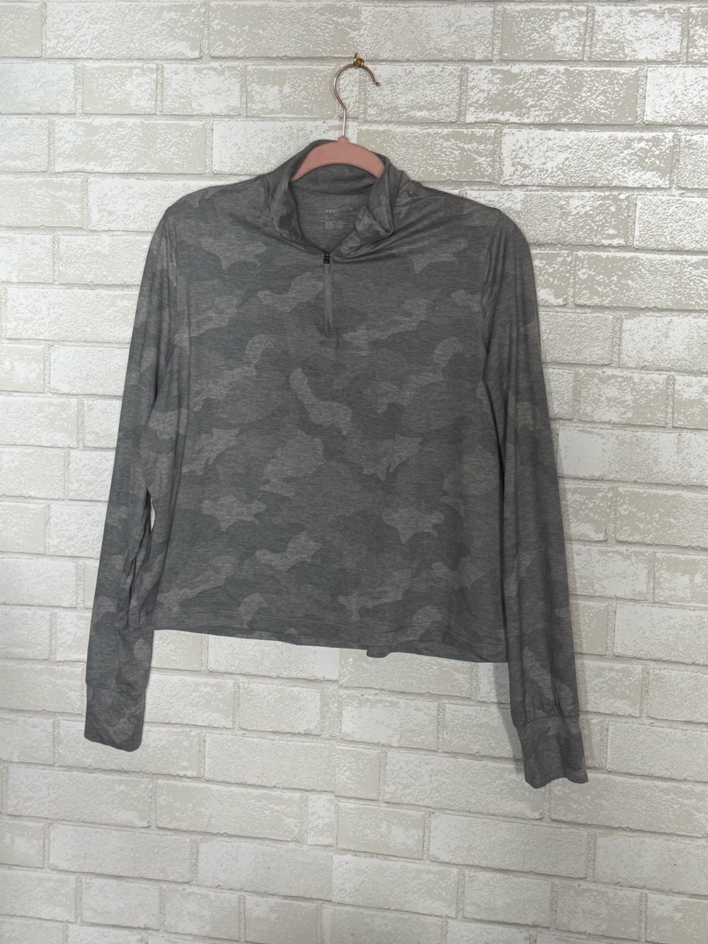 🏃‍♀️🏓🛼🌸👟☀️🥥
Gray Camo Quarter-Zip Pullover
